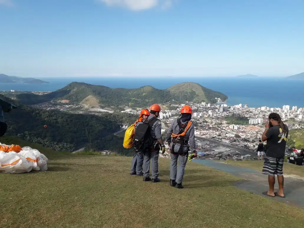 Piloto de asa-delta morre após queda no Morro Santo Antônio em Caraguatatuba