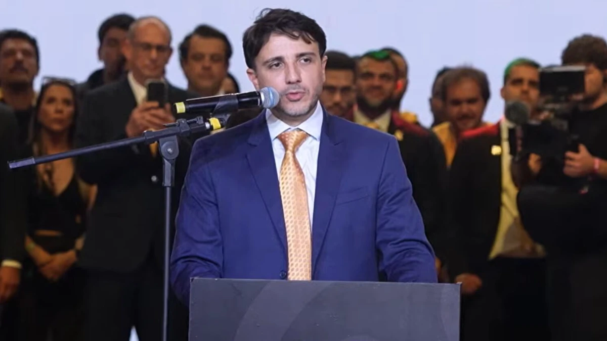 TSE suspende propaganda eleitoral de Renan Santos, veta recursos e ida a debates