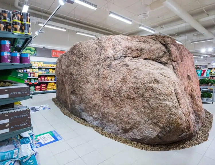 Conheça o supermercado que tem uma rocha gigante no meio