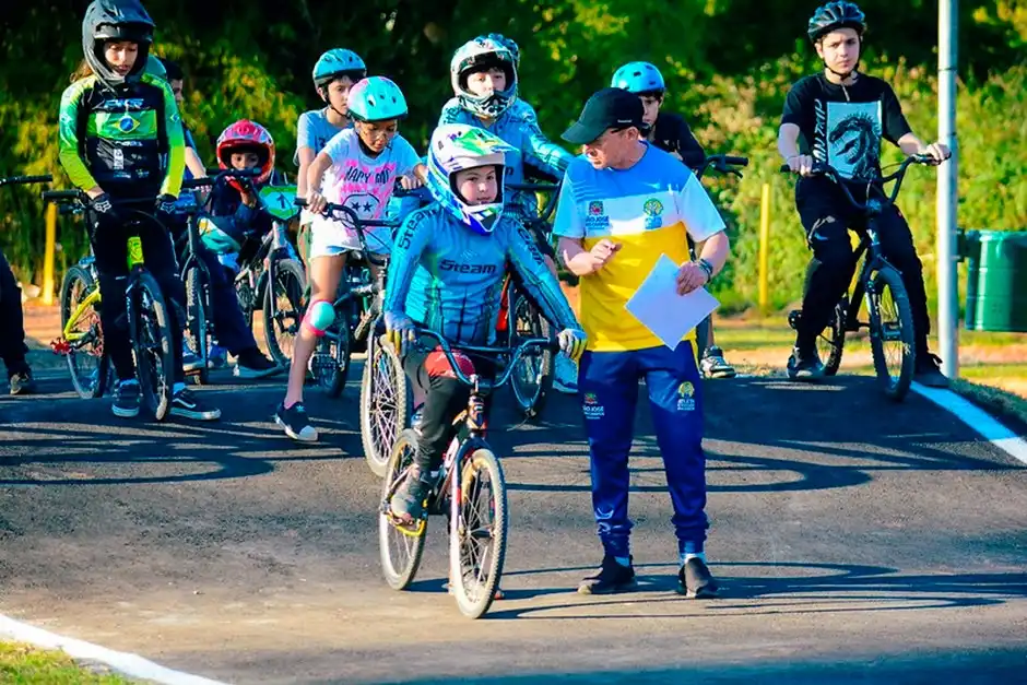 Equipe de BMX de São José recebe 13 novos atletas