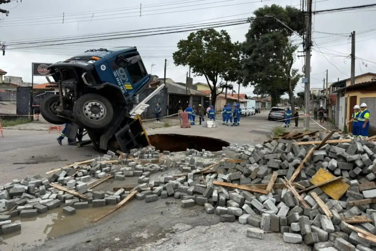 Caminhão com 10 toneladas de blocos é engolido por cratera na Zona Sul de São José dos Campos