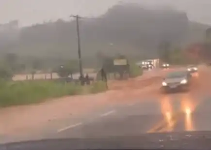 Rio transborda e alaga rodovia em Taubaté
