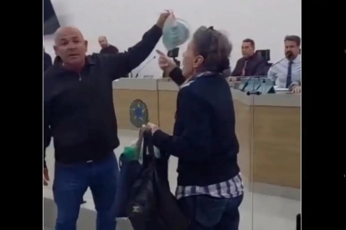 Moradora tenta entregar saco de fezes à prefeita de Ubatuba durante sessão da Câmara 