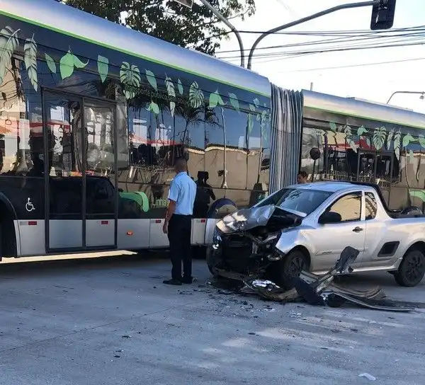 Carro colide com ônibus da Linha Verde no Jardim América em São José