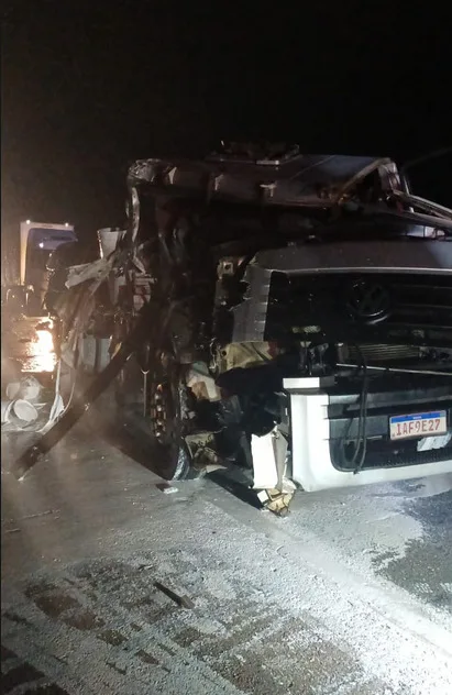 Acidentes com caminhões deixam uma pessoa morta e causam congestionamento na Dutra