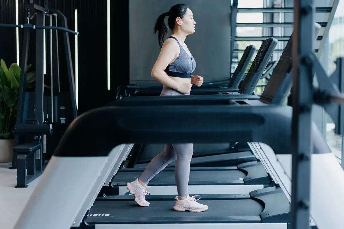 Musculação antes do cardio? Estudo aponta que ordem do treino pode influenciar na perda de gordura