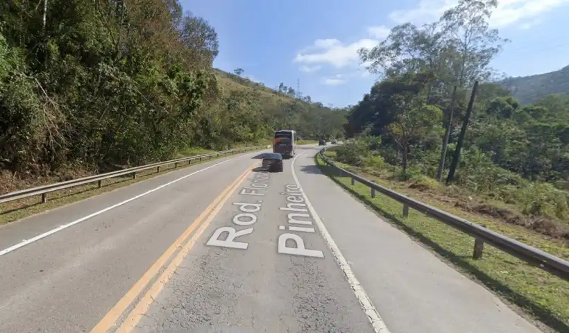 Acidente entre carro e caminhão deixa dois mortos e duas crianças feridas em Campos do Jordão