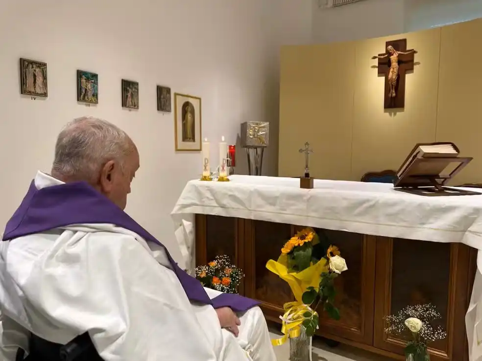Vaticano divulga primeira imagem do Papa Francisco após internação
