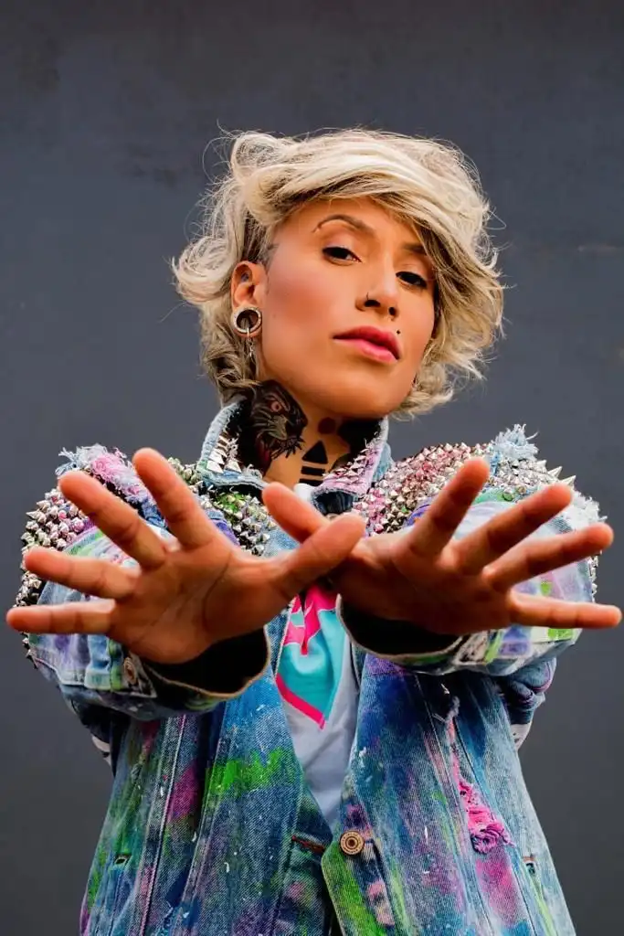 Luana Camarah canta sucessos e apresenta novo disco no Colinas Shopping