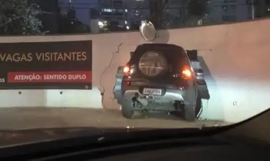 Idosa perde o controle e invade muro do Sítio Verde, no Jd. Aquárius