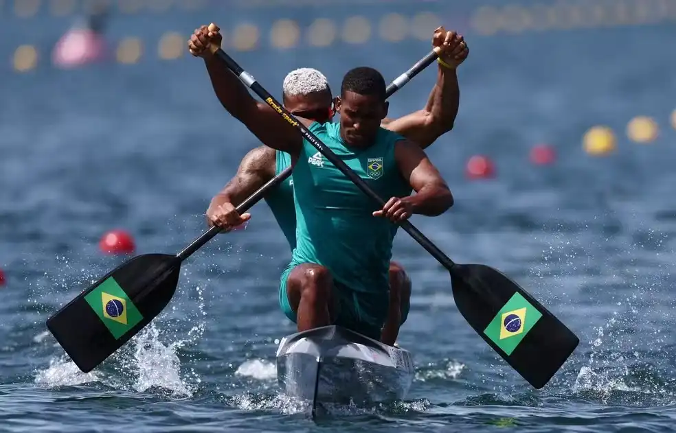 Isaquias Queiroz e Jacky Godmann passam para as semifinais de canoagem