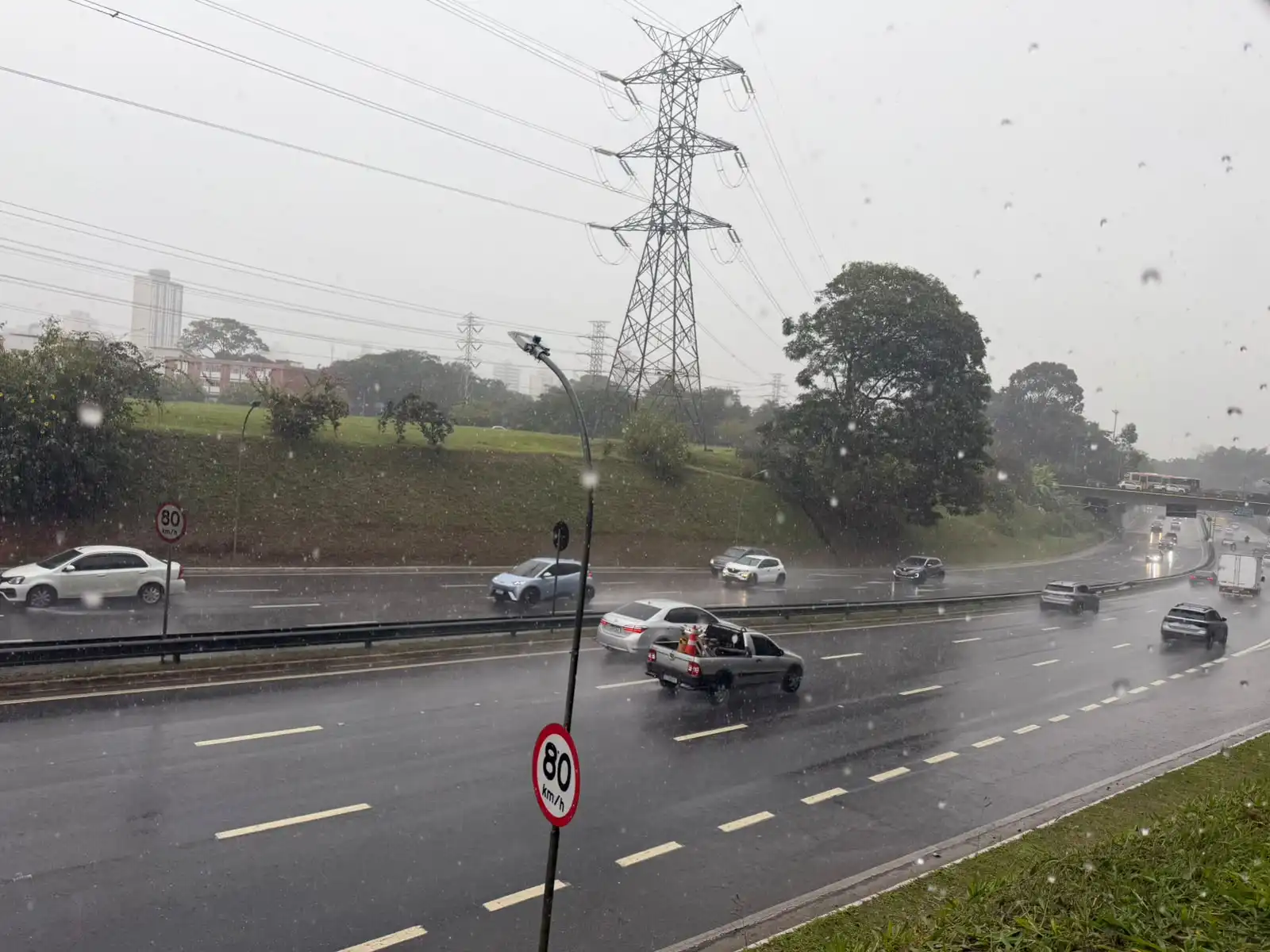 Chuva na região deve permanecer até a noite de sábado (13)