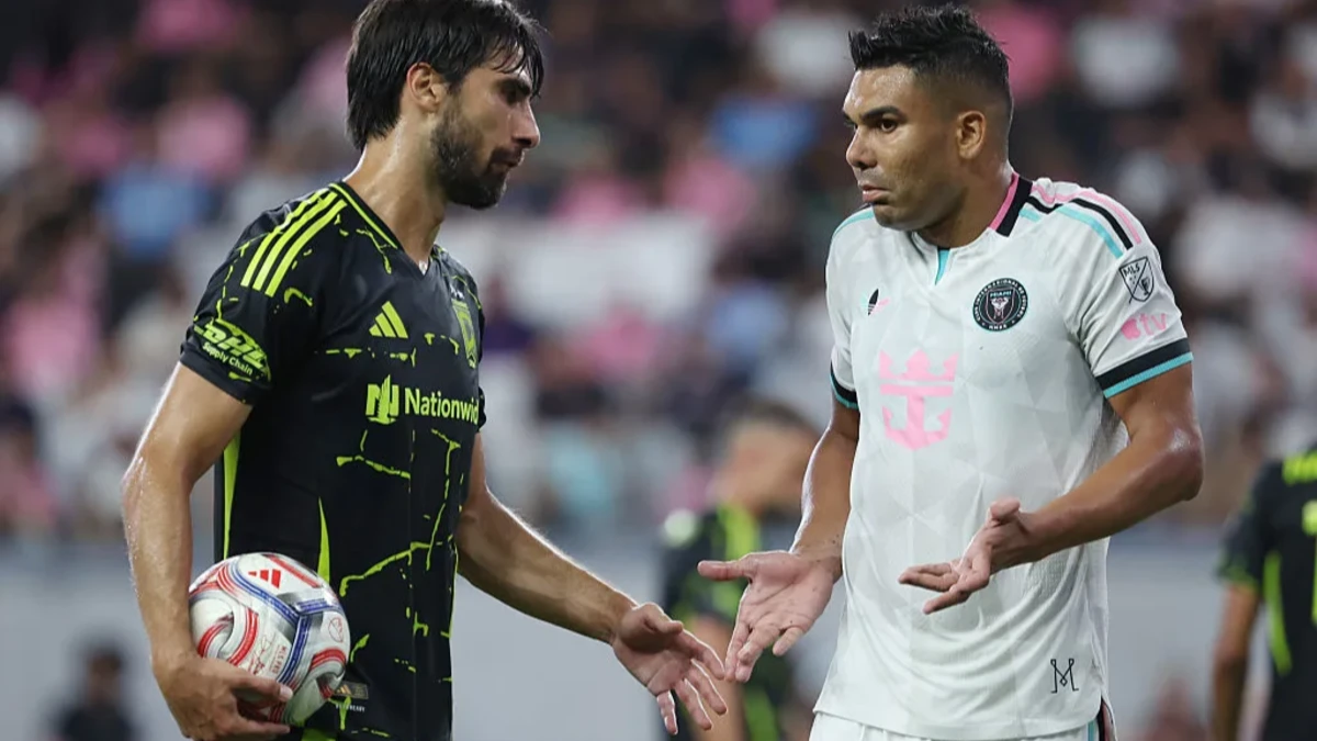 Casemiro erra passe e faz gol contra pelo time de Messi