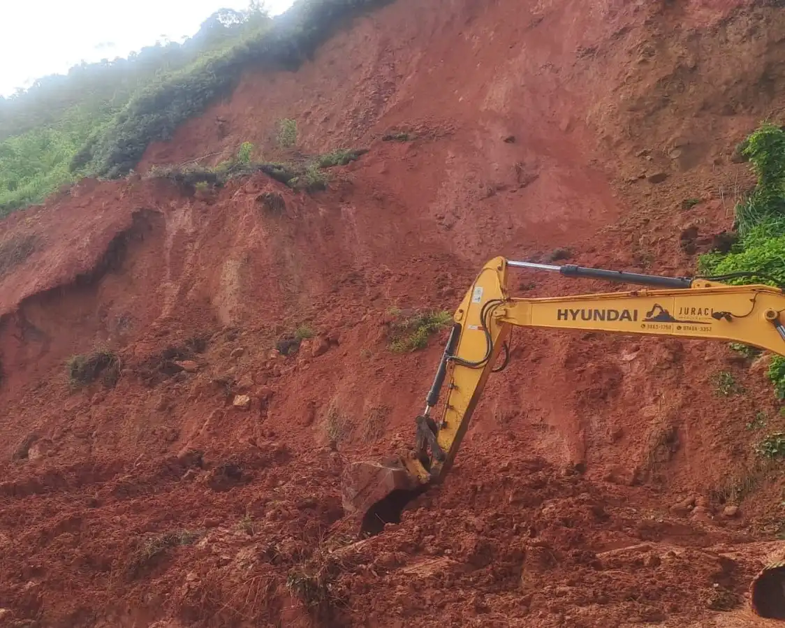 Rodovia Rio-Santos tem queda de barreira em São Sebastião; trânsito flui em sistema “Pare e Siga”