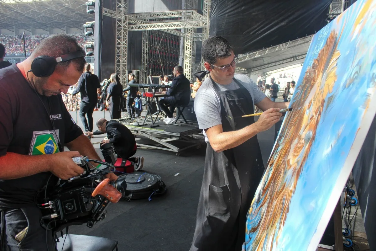 Artista plástico Diego Mendonça participa da Expo Cristã fazendo 'live painting' (pintura ao vivo) no stand da Universal Music Gospel 