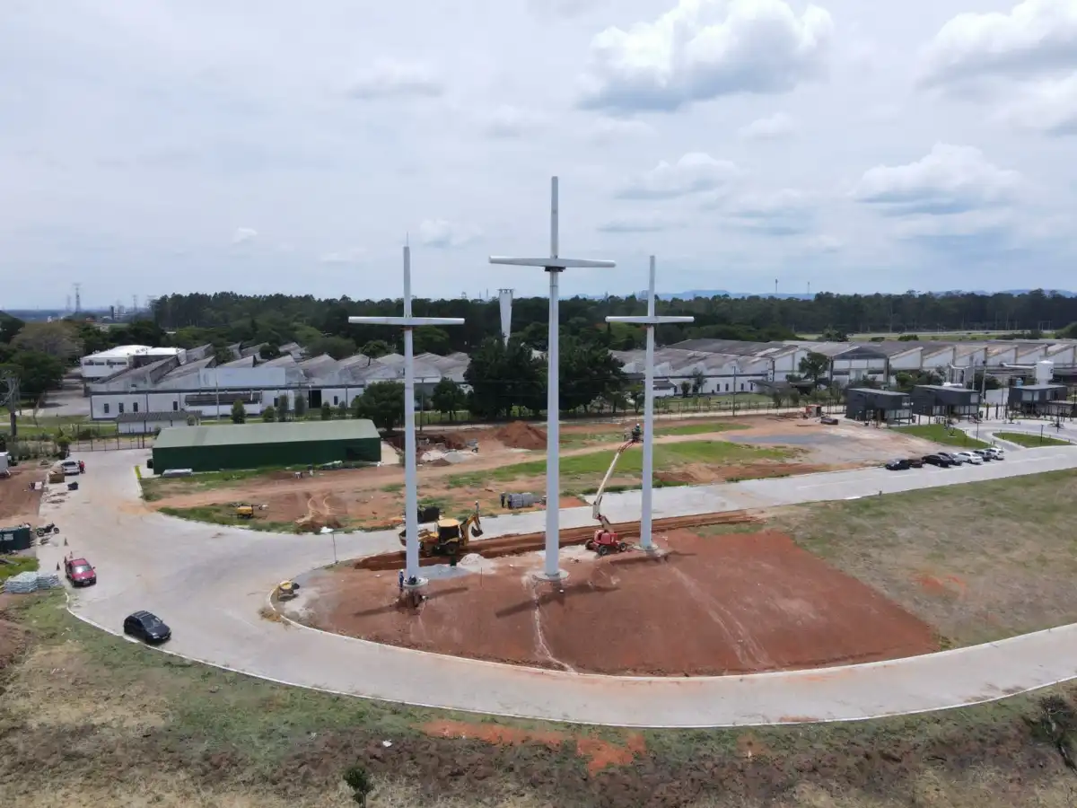Igreja da Cidade inaugura Praça das Cruzes do Calvário com vista da Dutra