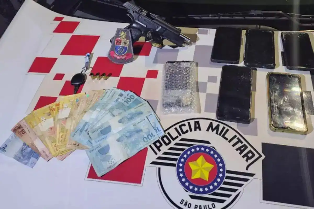 Homens são presos após dispararem tiros em frente de adega em São José