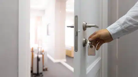 Vai viajar no Feriadão? Cuidados com a proteção da casa e do condomínio 