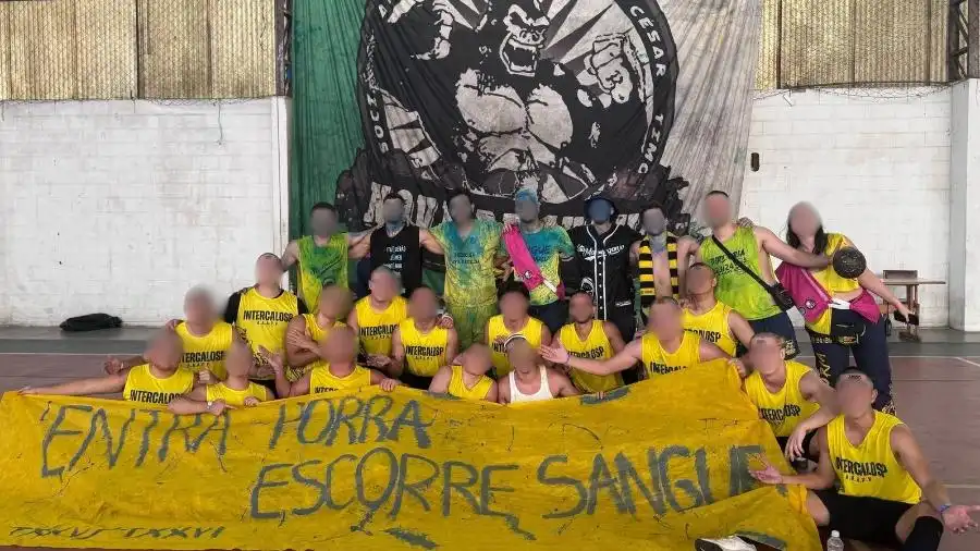 Estudantes de medicina da Faculdade Santa Marcelina usam faixa com apologia ao estupro em evento universitário
