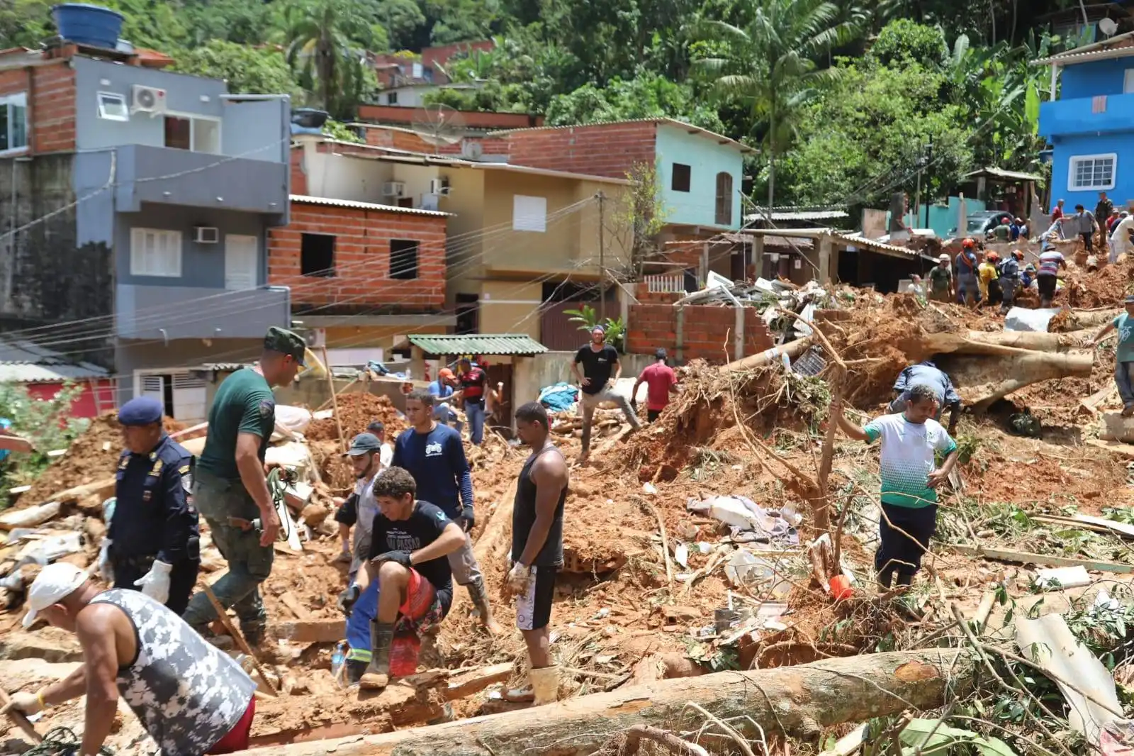Famílias vítimas da tragédia em São Sebastião terão direito a auxílio-transporte