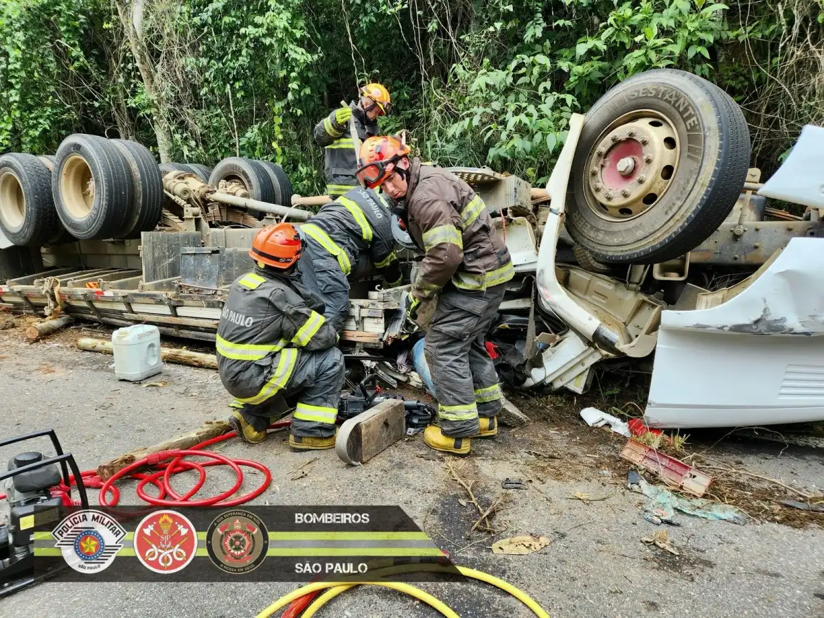 Dois homens morrem após caminhão capotar em rodovia de Areias