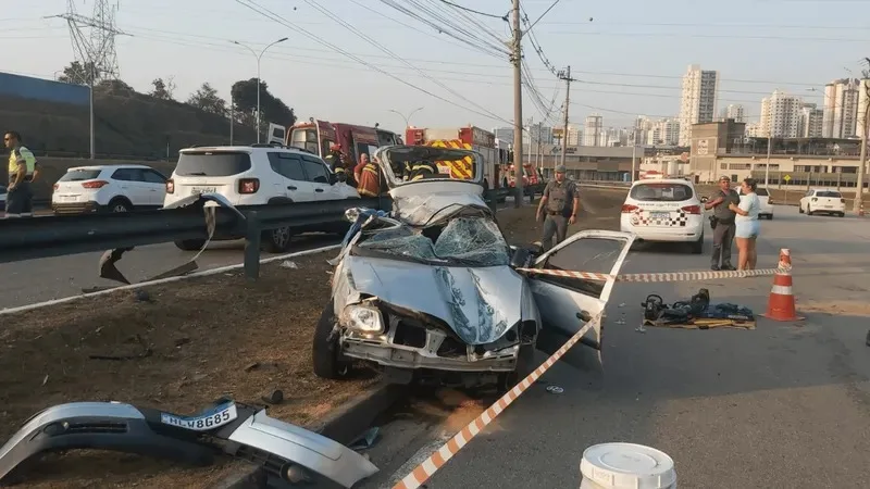 Mulher morre após carro capotar no anel viário em São josé