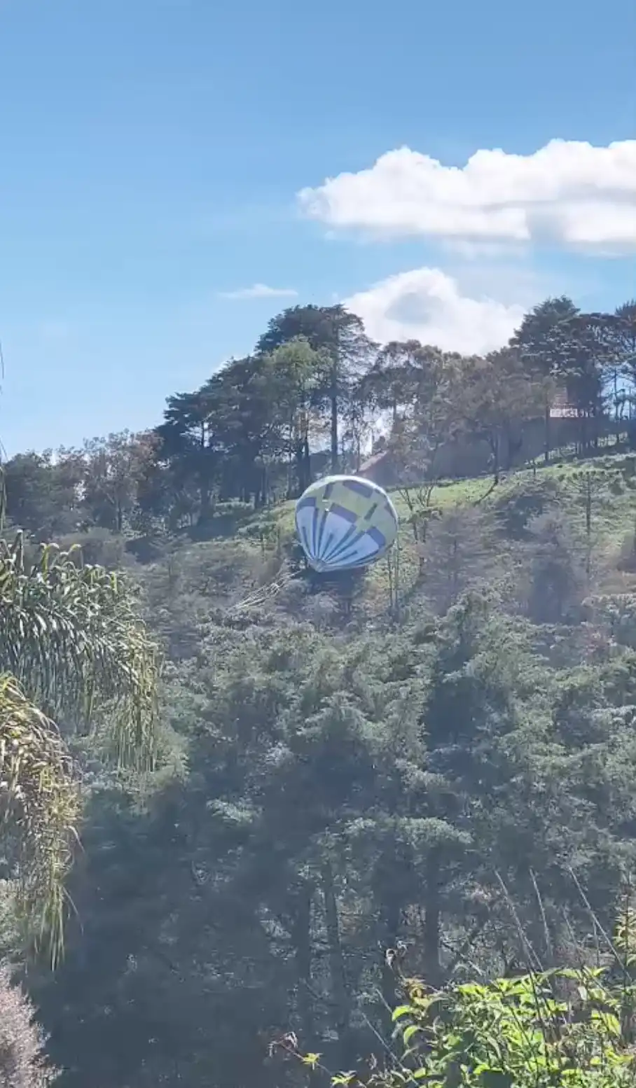Balão cai em vegetação e causa princípio de incêndio em Campos do Jordão