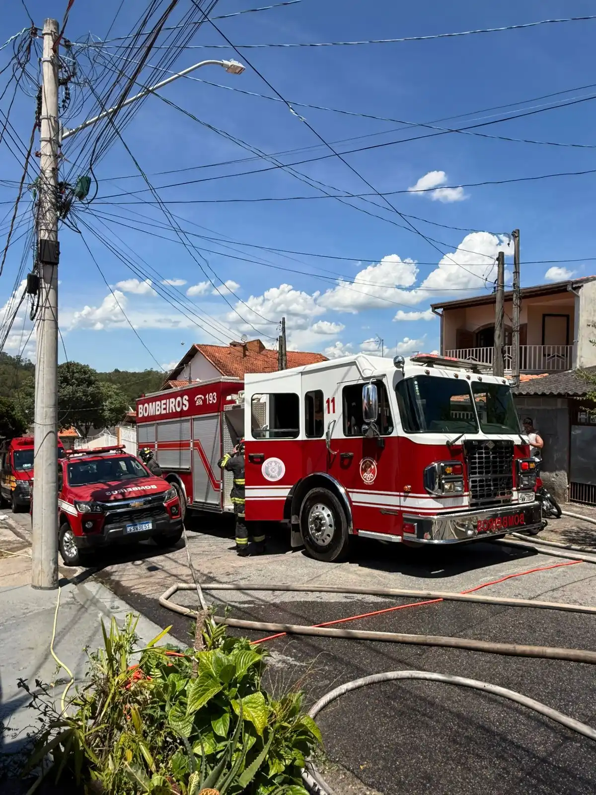 Casa pega fogo na Zona Sul de São José dos Campos