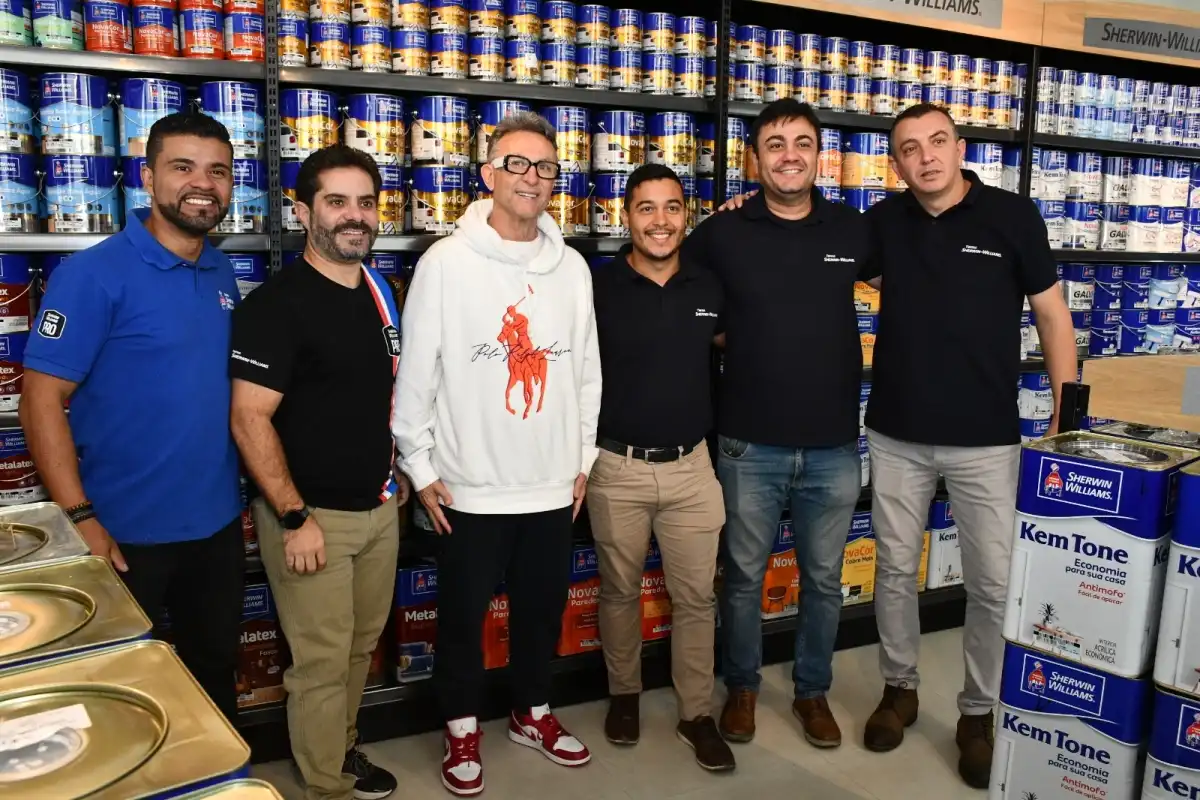 Loja de fábrica da Sherwin Williams inaugura no Urbanova com a presença do ex-jogador Neto do Corinthians