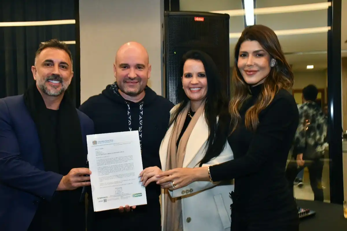 Evandro Alonso comemora aniversario entre amigos e familiares e recebe presente especial