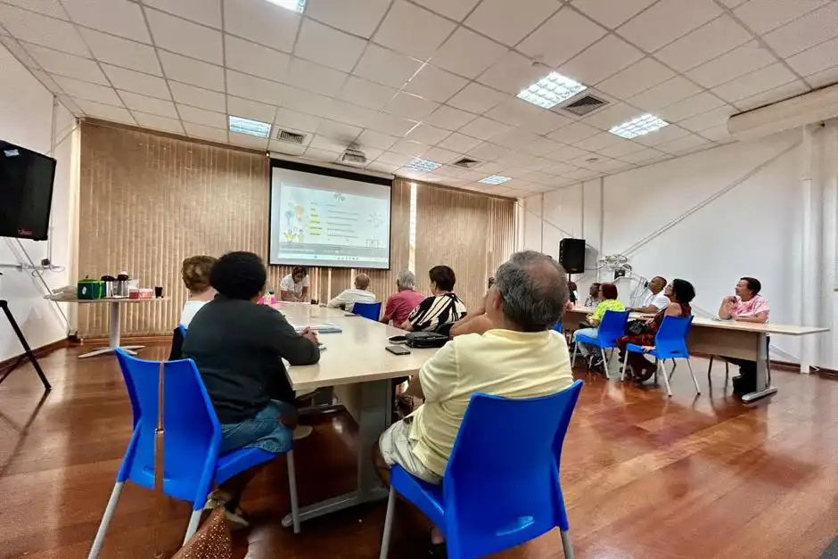 Curso em São José ajuda idosos a dominar celulares e aplicativos