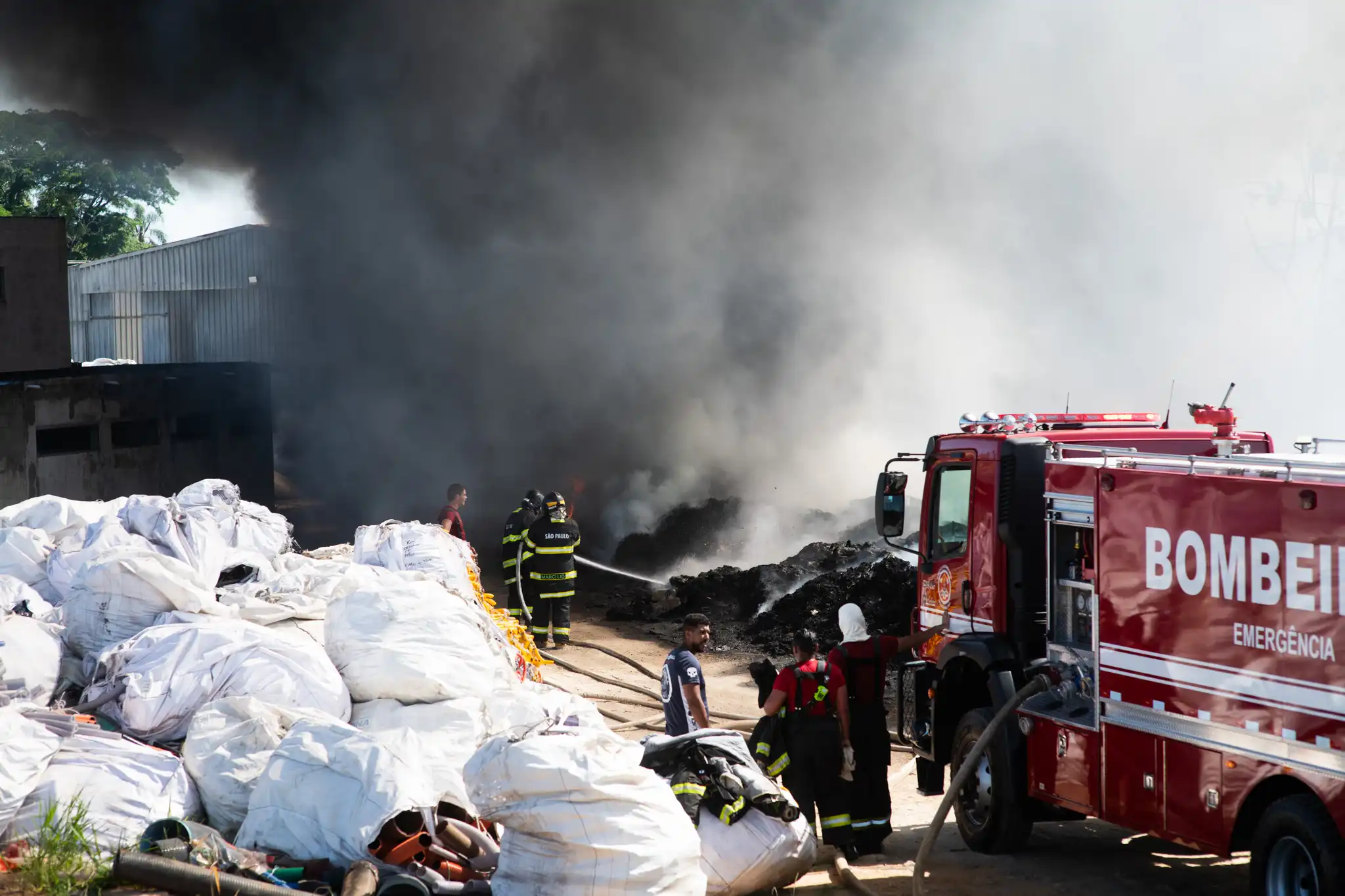 Incêndio de grande proporção atinge depósito de reciclagem em Pindamonhangaba