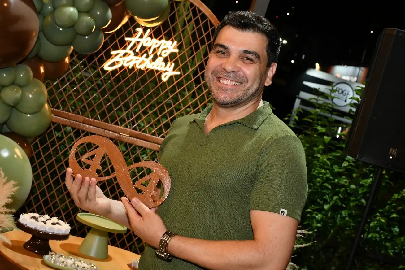 Carlos Léssa comemora 44 anos ladeado de amigos