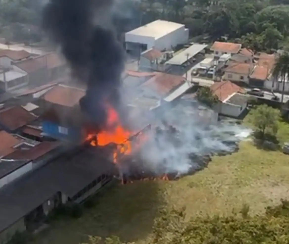 Incêndio atinge escritórios de condomínio em Jacareí