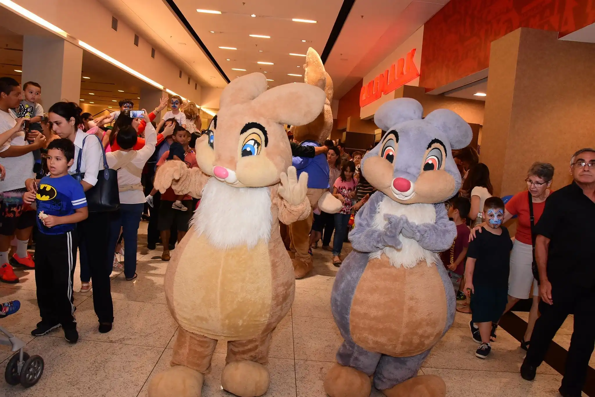 Colinas Shopping recebe coelhinhos animados e banda em Parada de Páscoa