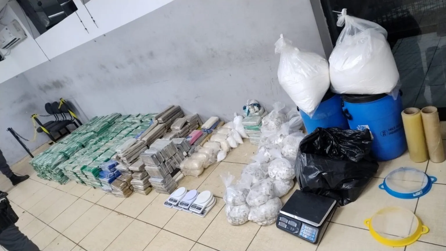 Três homens são presos com quase uma tonelada de drogas em Pindamonhangaba