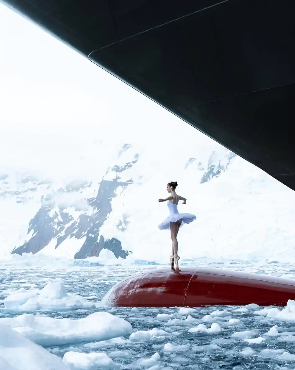 Bailarina viraliza ao dançar na proa de um navio na Antártida