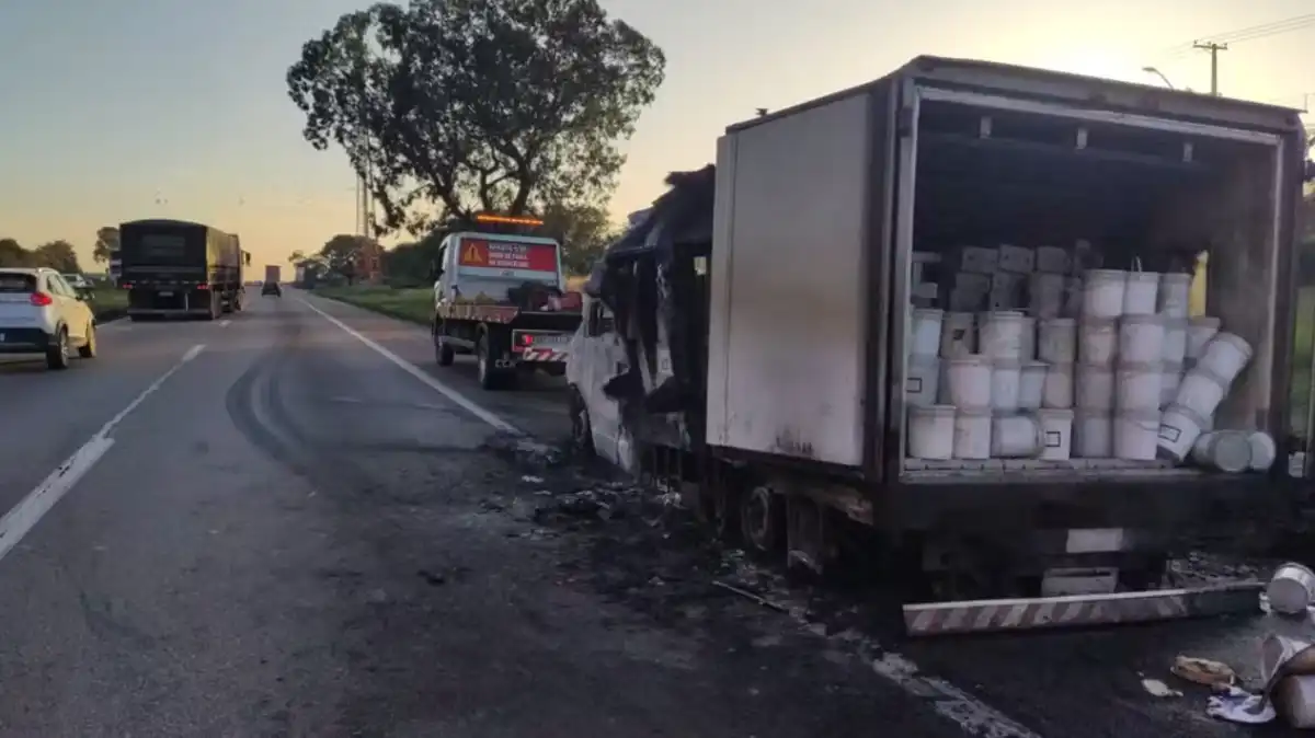 Caminhão com carga de sorvete pega fogo na Dutra em São José