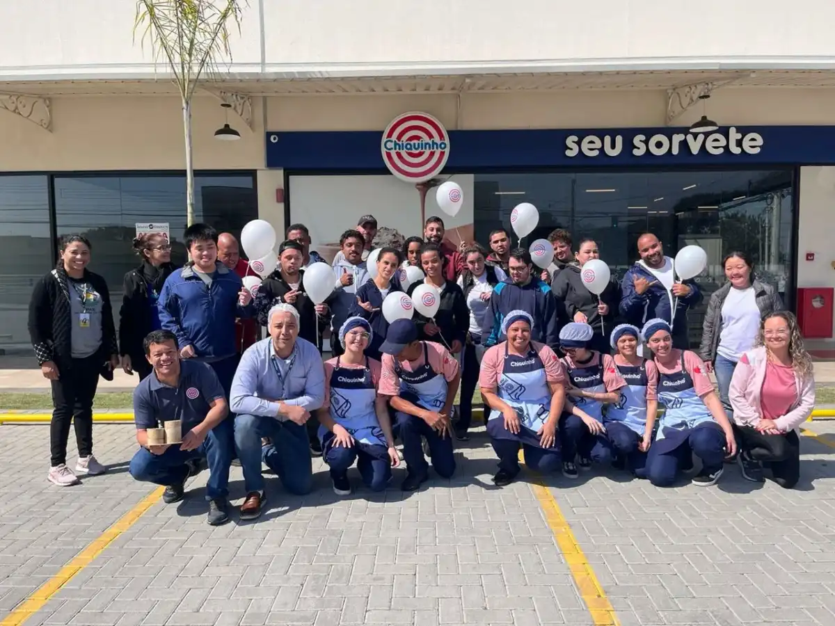 Alunos da APAE ganham "sorvete day" em inauguração de sorveteria