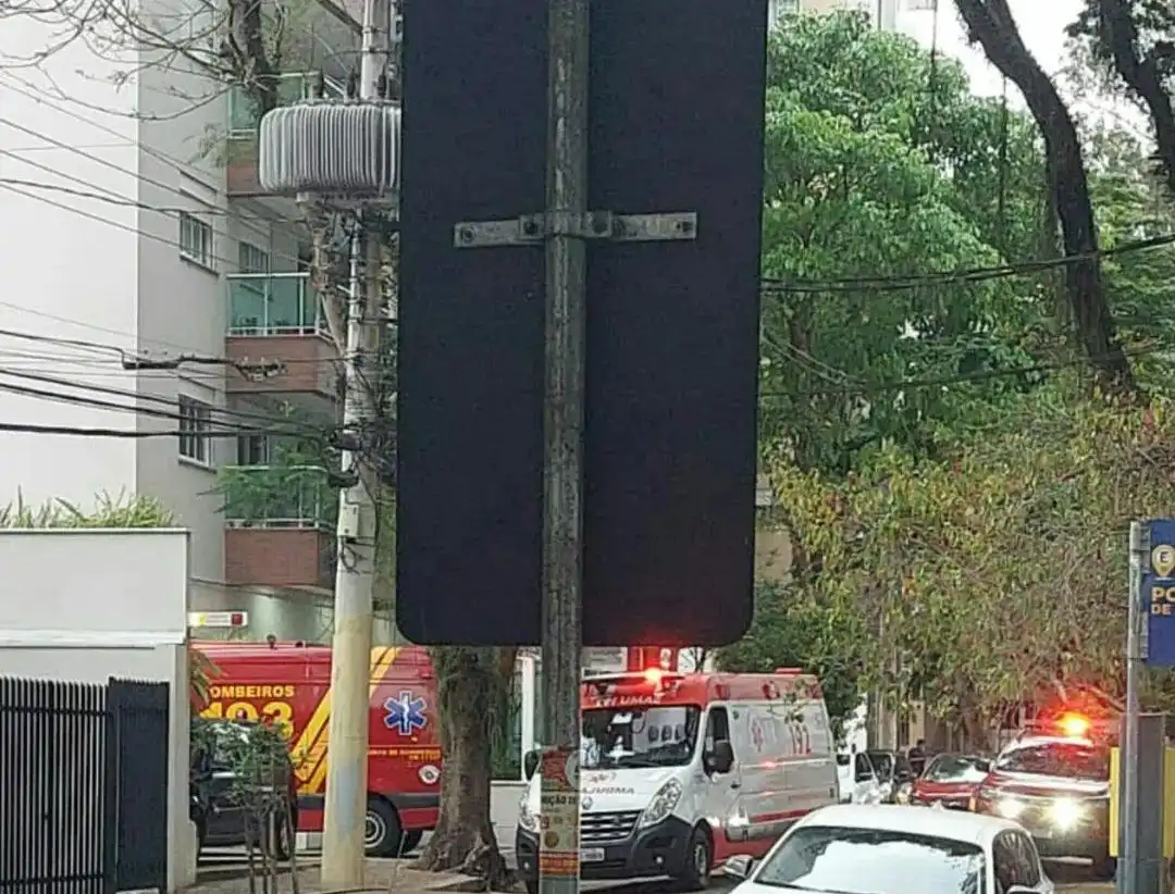 Mulher morre após cair do 13º andar enquanto limpava sacada de apartamento