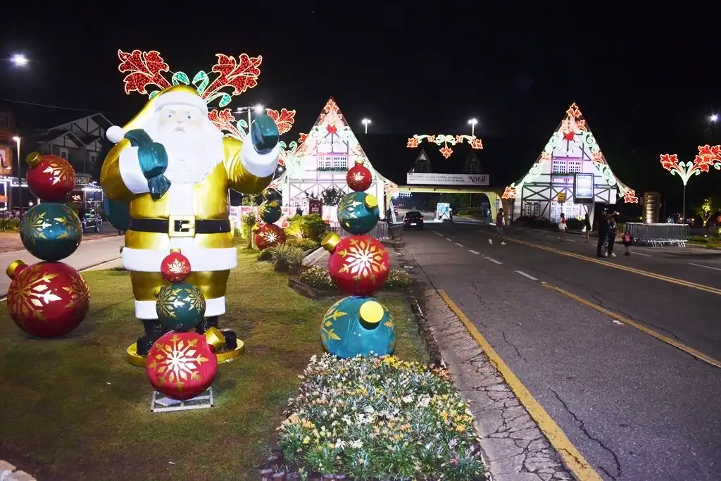 Desfiles da locomotiva ‘Maria Fumaça” encantam o Natal em Campos do Jordão 