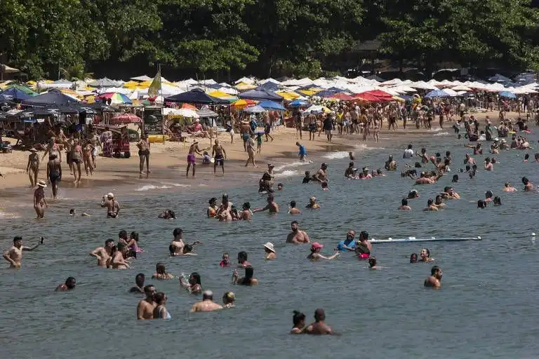 Turista de um dia volta a dividir opiniões em Ilhabela com aproximação do verão