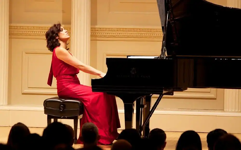 Pianista Simone Leitão faz turnê na Europa, serão 9 concertos em 6 países