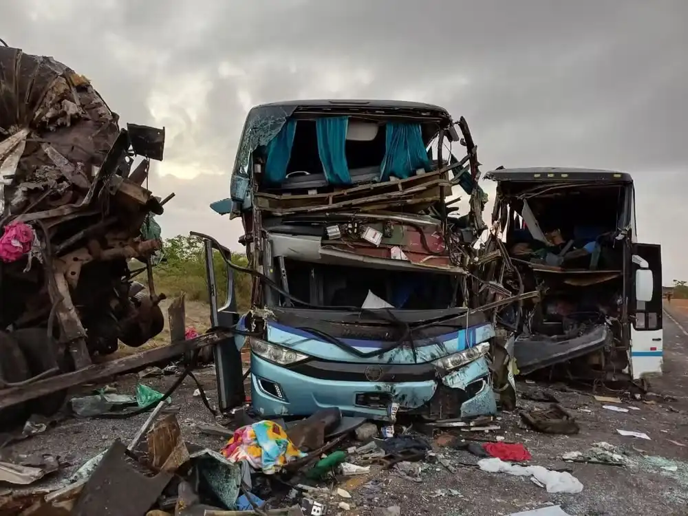 Acidente entre dois ônibus e carreta deixa 5 mortos e mais de 20 feridos na Bahia