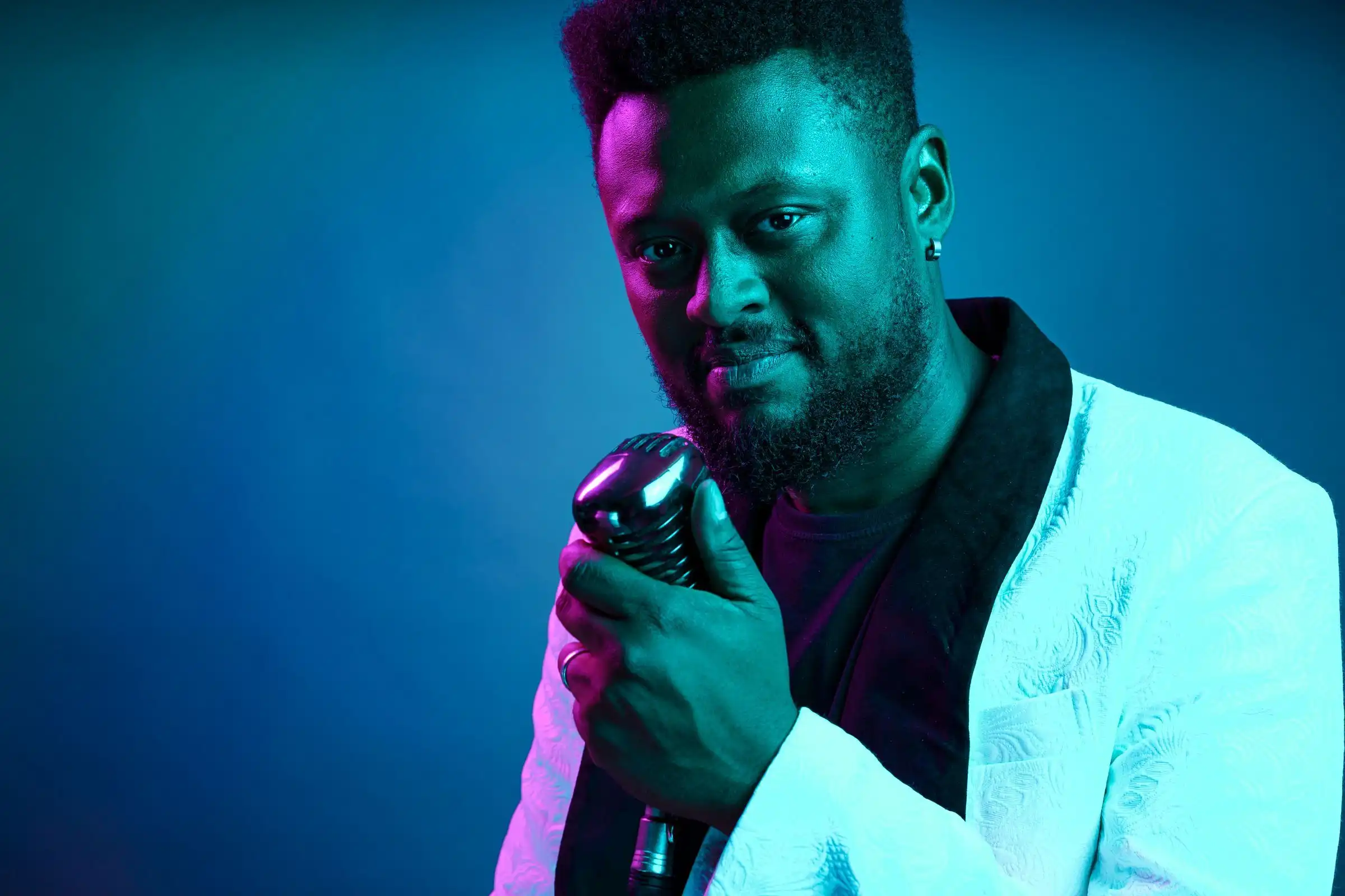 Revelação no programa The Voice, Hugo Rafael embarca em nova fase da carreira