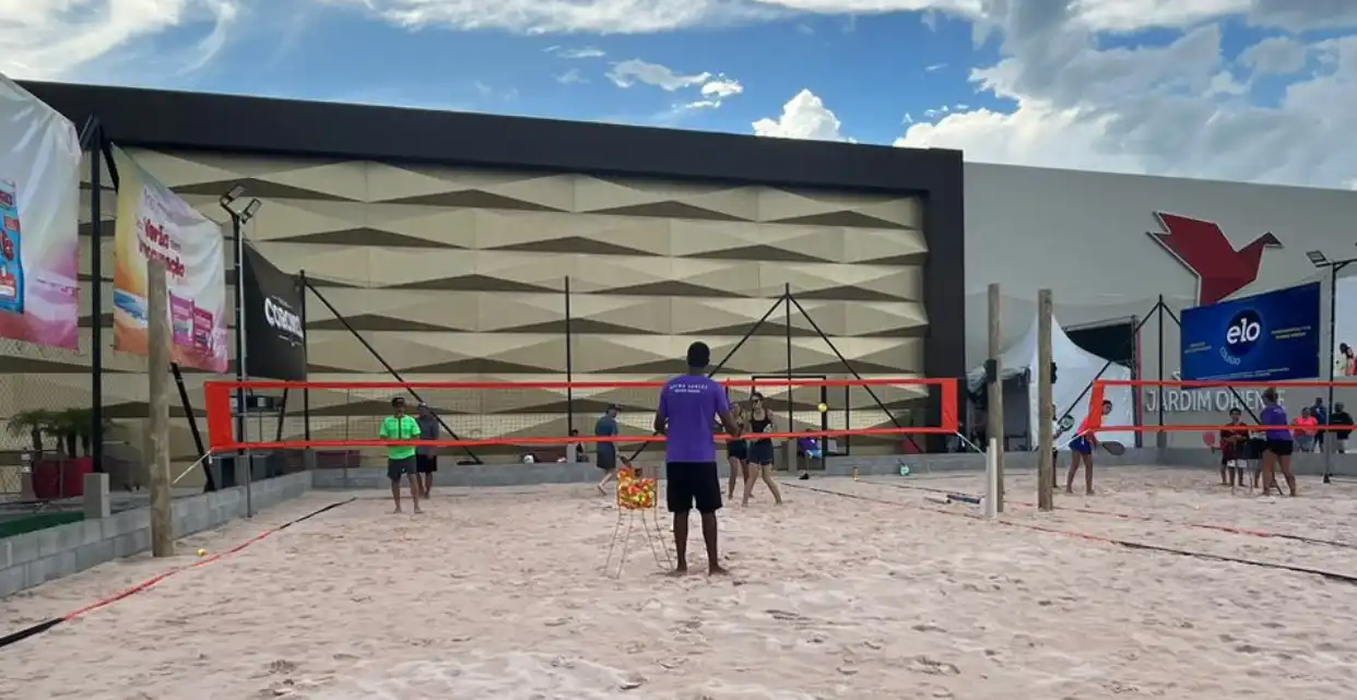 Programação de Férias:  Shopping Jardim Oriente amplia horário de aulas de beach tennis gratuitas