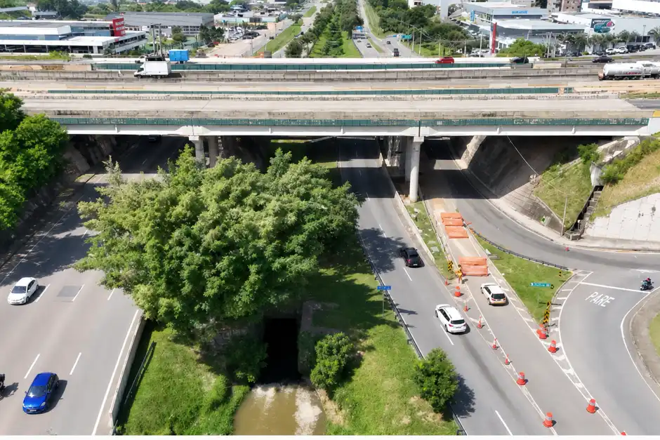 Içamento de vigas sobre córrego do Vidoca vai alterar trânsito em São José entre 11 e 16 de maio