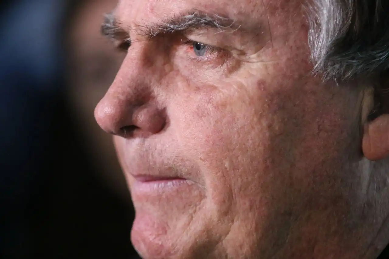 Laudo médico aponta câncer de pele nas lesões de Bolsonaro