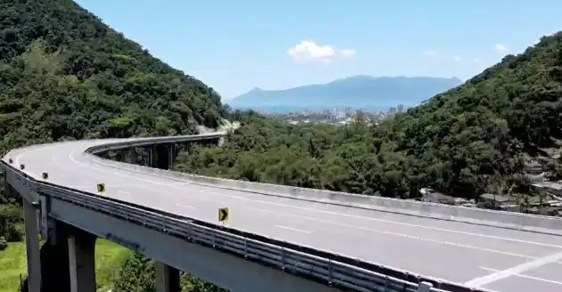 Pedestre morre após ser atropelado por carreta na Tamoios
