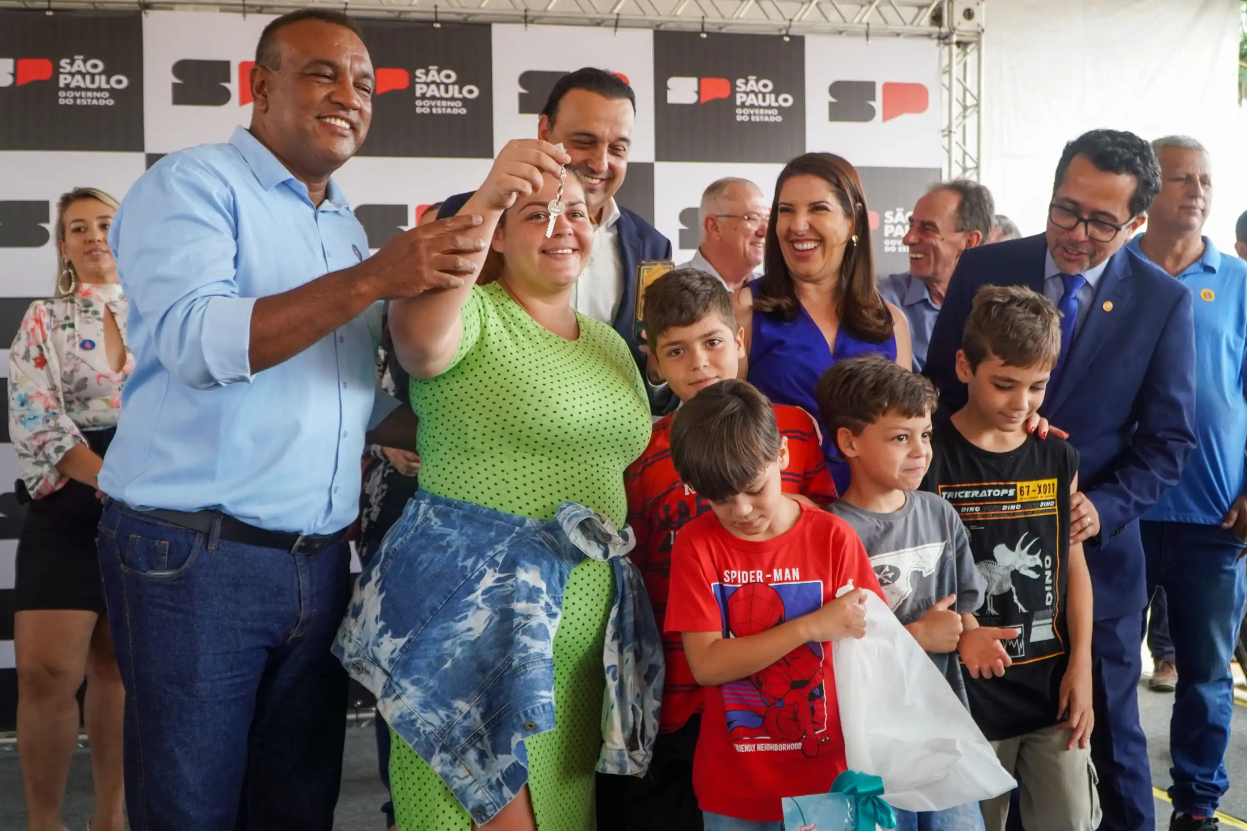 Vale do Paraíba recebe 696 títulos de regularização fundiária